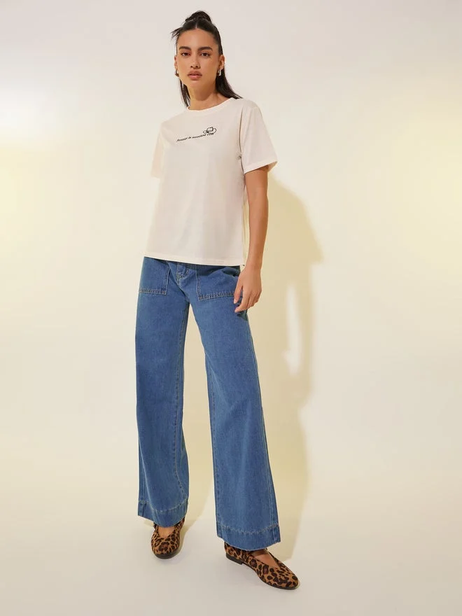 تايك تو تيشيرت برقبة دائرية بطبعة شعار خذ اثنين